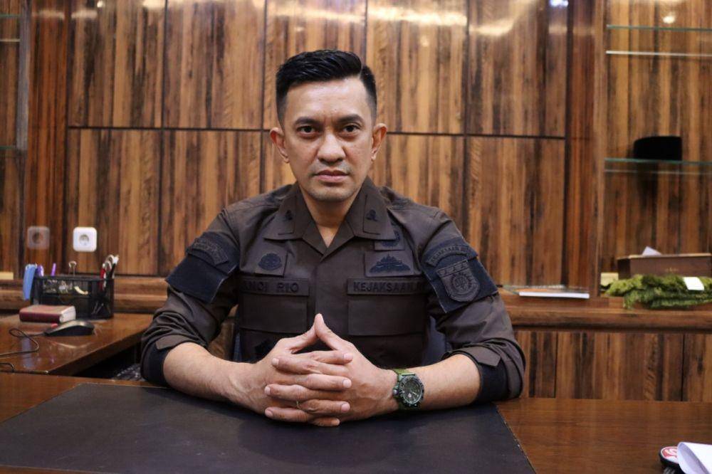 Kasi Intelejen Kejari Depok, Andi Rio Rahmatu saat berada diruangan Kejari Kota Depok. (Istimewa)