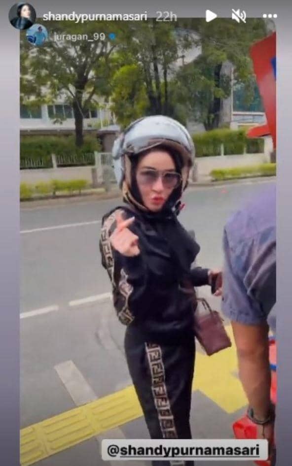 potret Juragan99 makan di pedagang kaki lima (instagram.com/juragan_99)