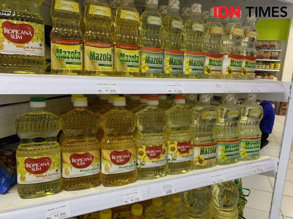 Minyak goreng di supermarket Natar Lampung Selatan. (IDN Times/Rohmah Mustaurida).