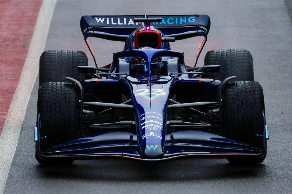 Alexander Albon mengemudikan FW44 pada sesi shakedown di Silverstone. (twitter.com/alex_albon)