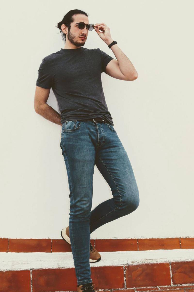 Jeans pria biru indigo (unsplash.com/Ángel D. Sarria Ponce)