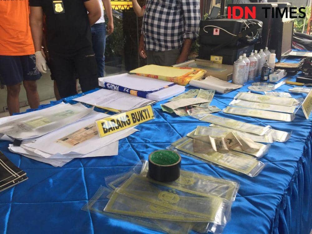 Personel Satreskrim Polresta Bandar Lampung membongkar sindikat pencurian kendaraan bermotor (curanmor) berikut pembuatan STNK palsu. (IDN Times/Tama Yudha Wiguna)