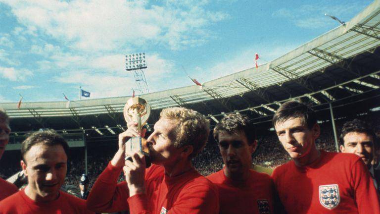 Bobby Moore mencium trofi Jules Rimet. (skysports.com)