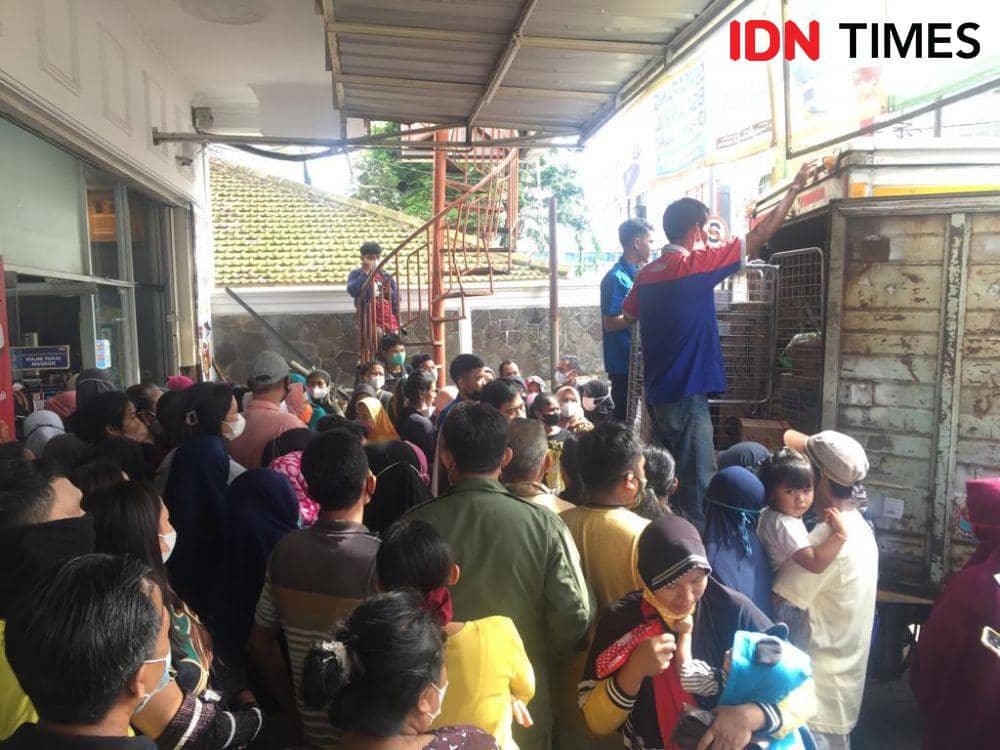 Abaikan Prokes, Puluhan Warga Berebut Minyak Goreng Murah di Indomaret