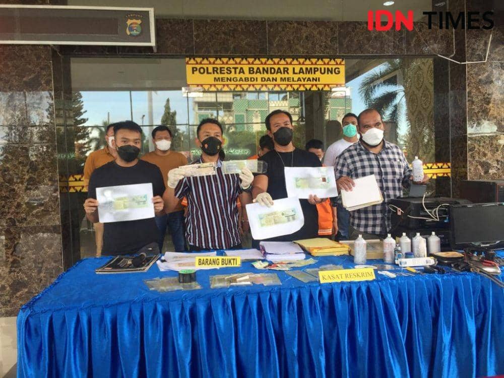 Personel Satreskrim Polresta Bandar Lampung membongkar sindikat pencurian kendaraan bermotor (curanmor) berikut pembuatan STNK palsu. (IDN Times/Tama Yudha Wiguna)