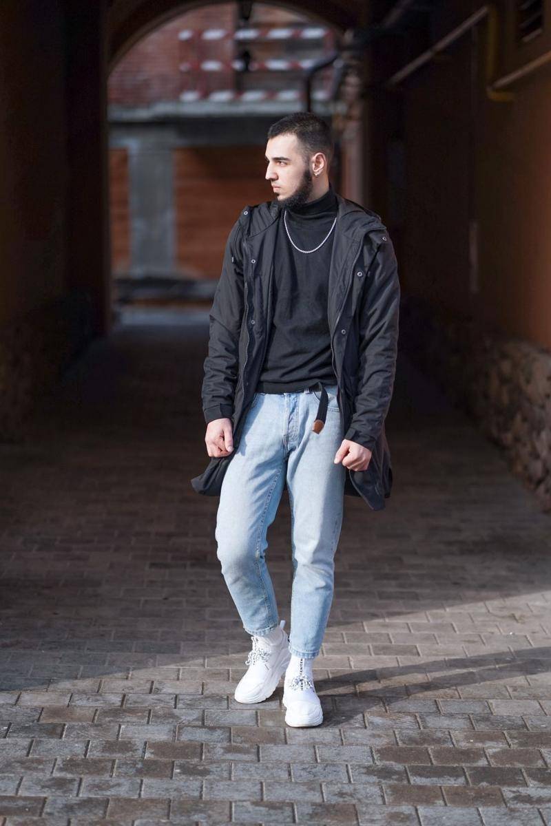 Jeans biru cerah pria (unsplash.com/Dmitry Vechorko)
