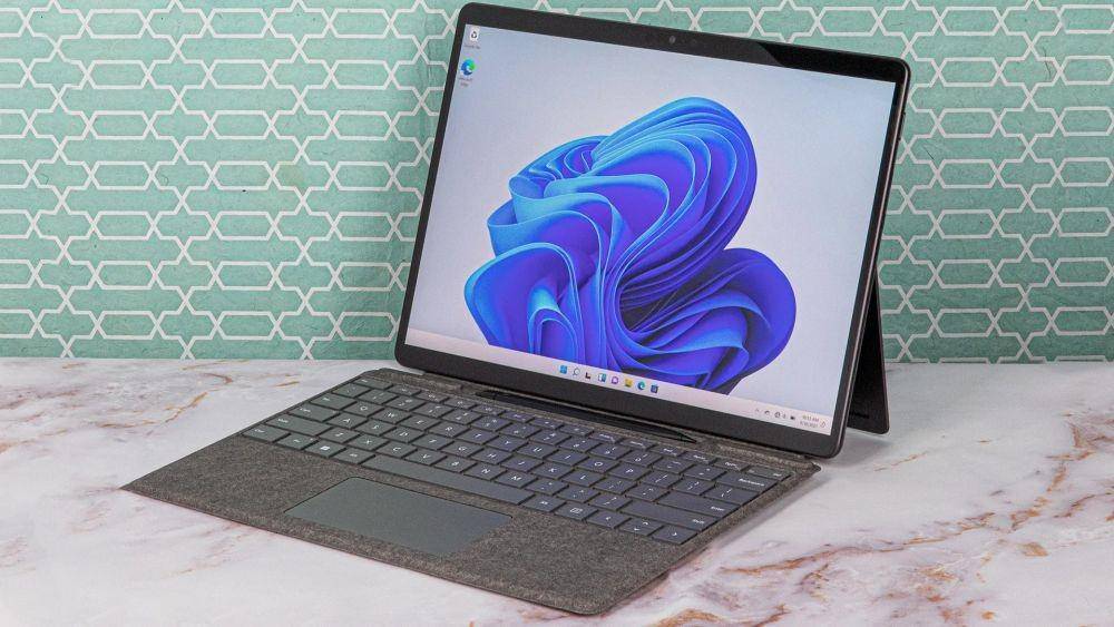 ilustrasi Microsoft Surface Pro 8 (pcmag.com)