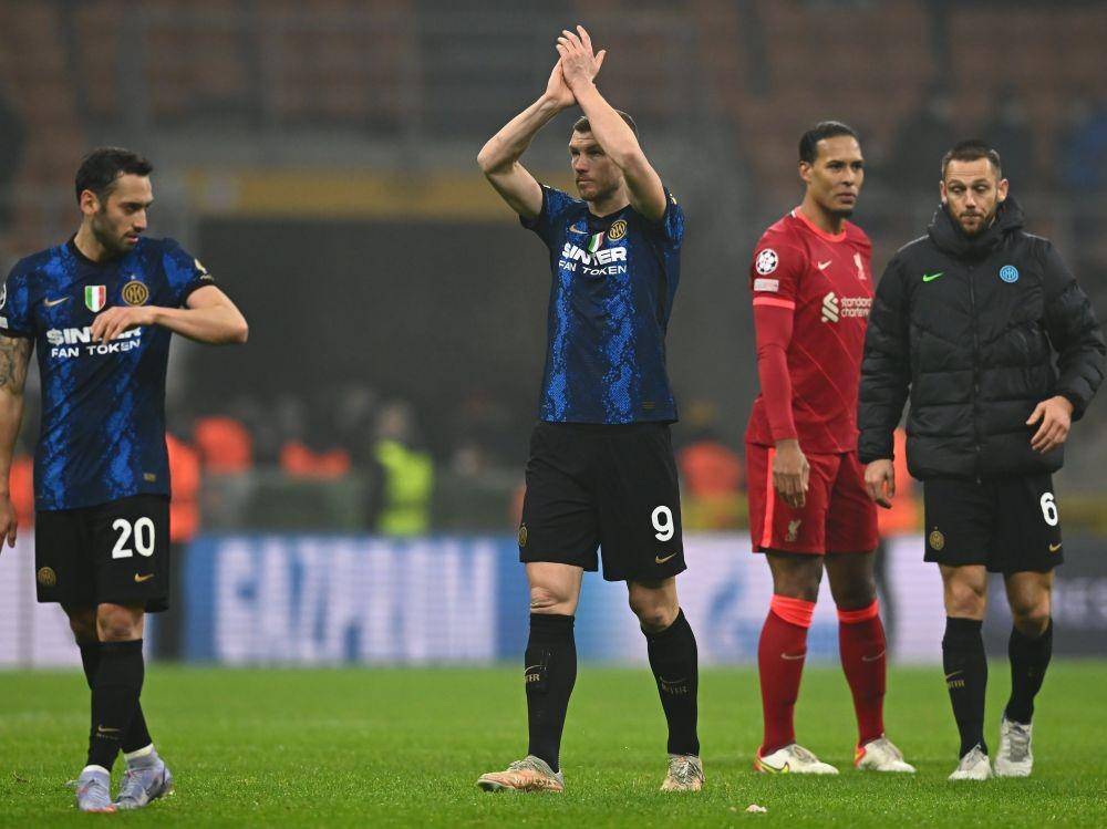 Edin Dzeko (tengah) tak terima Inter Milan harus kalah dari Liverpool 0-2 dalam laga leg pertama babak 16 besar Liga Champions 2021/22, karena dia merasa timnya bermain lebih baik. (Twitter/@Inter)