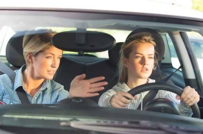 Tips Mengendarai Mobil untuk Perempuan