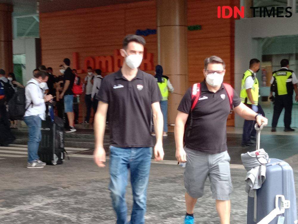 Kru dan pembalap MotoGP saat tiba di Bandara Internasional Zainuddin Abdul Madjid, Senin (7/2/2022) (IDN Times/Muhammad Nasir)