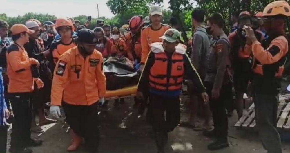 Tim SAR gabungan mengevakuasi jasad pria tenggelam di sungai di Maros. / Dok. Basarnas Sulsel