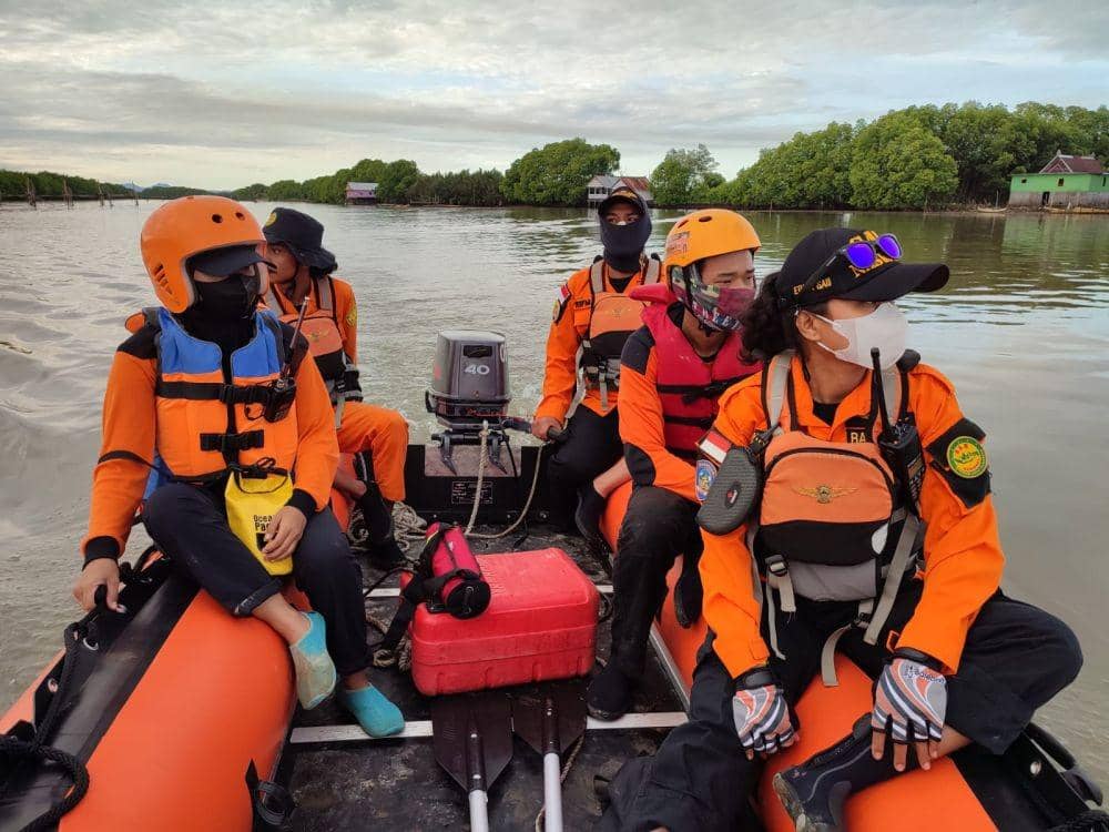 Tim SAR gabungan mengevakuasi jasad pria tenggelam di sungai di Maros. / Dok. Basarnas Sulsel