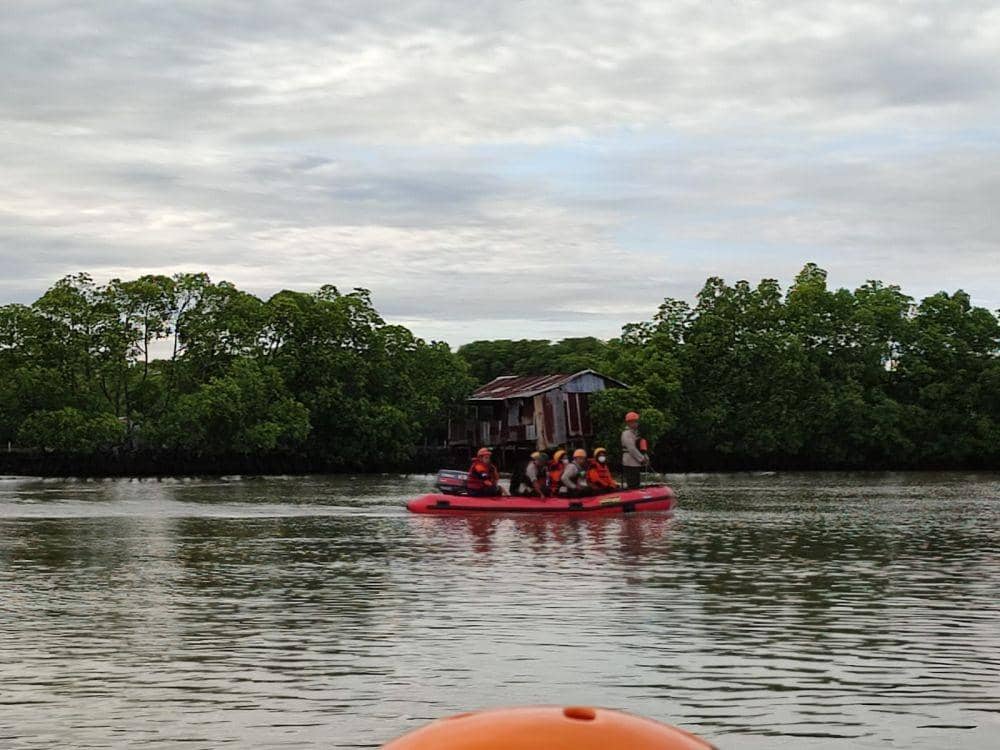 Tim SAR gabungan mengevakuasi jasad pria tenggelam di sungai di Maros. / Dok. Basarnas Sulsel