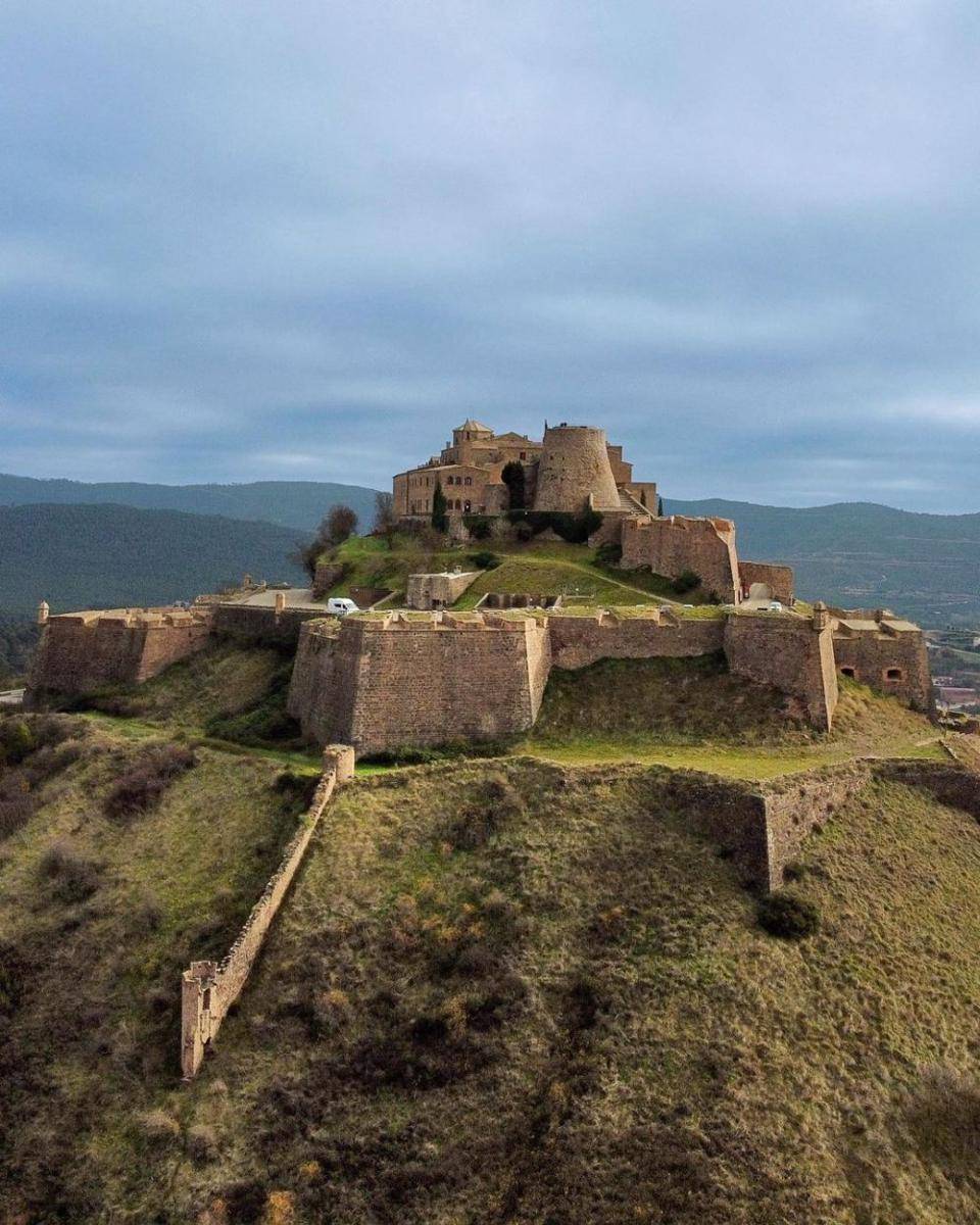 potret Cardona Castle (instagram.com/instants_i_natura)