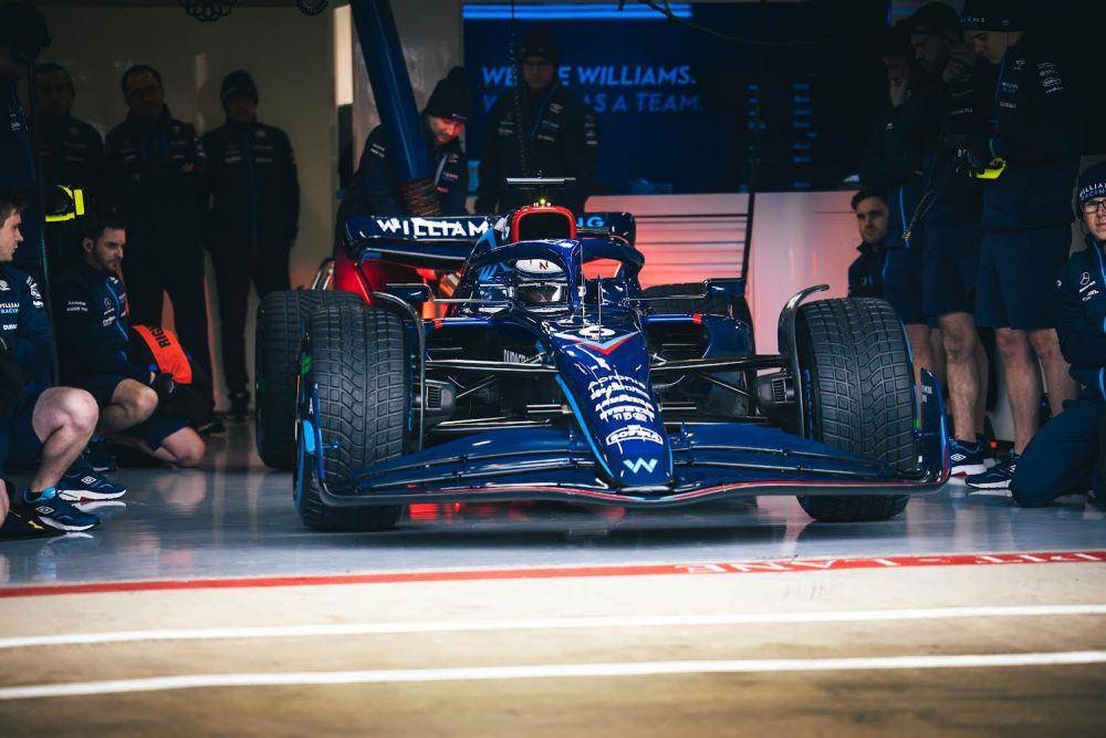 Nicholas Latifi mengeluarkan FW44 dari garasi pada sesi shakedown (twitter.com/NicholasLatifi)