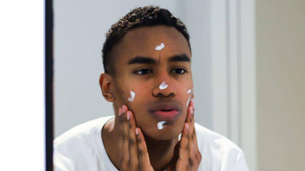 Ilustrasi pria menggunakan sunscreen. (Unsplash.com/No Revisions)