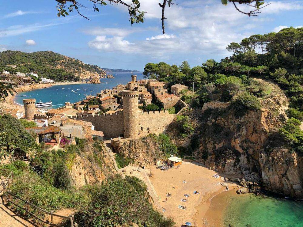 potret Tossa de Mar Castle (instagram.com/olesha_k)