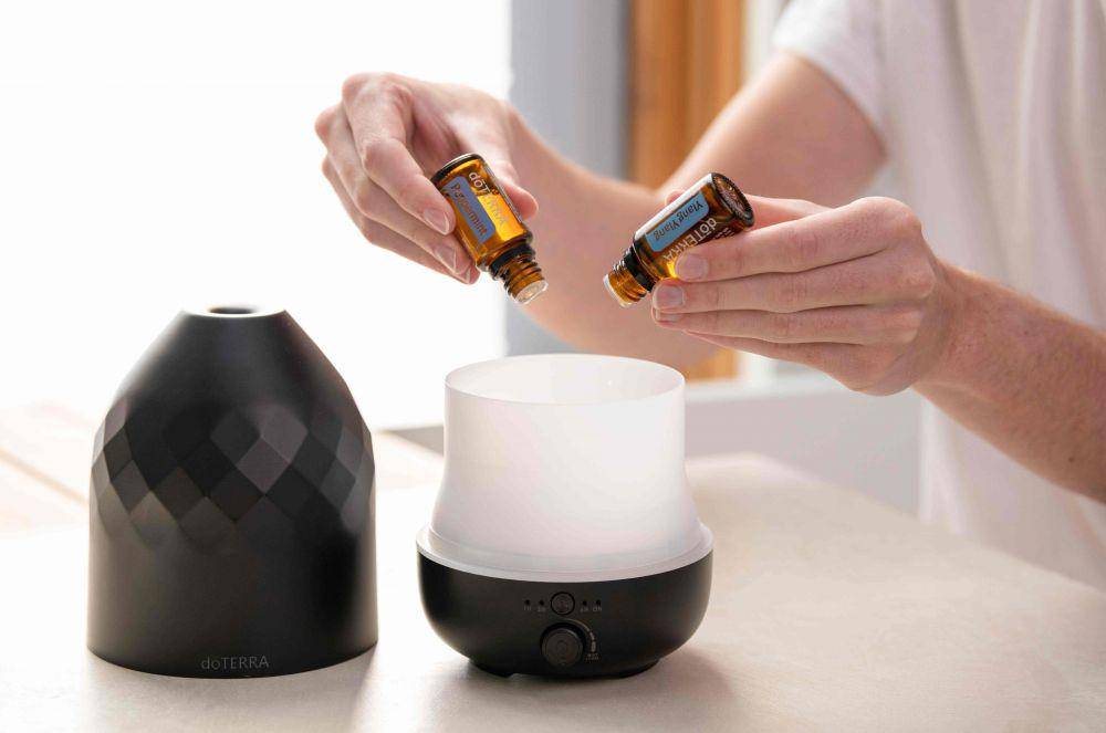 ilustrasi menuangkan minyak esensial (pexels.com/Doterra International, LCC)
