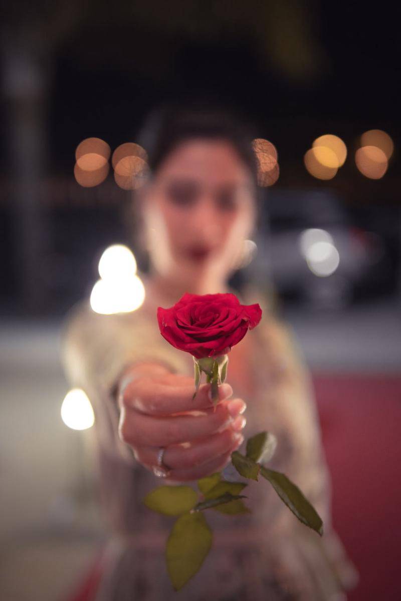 wanita dan bunga mawar (pexels.com/hazardos)