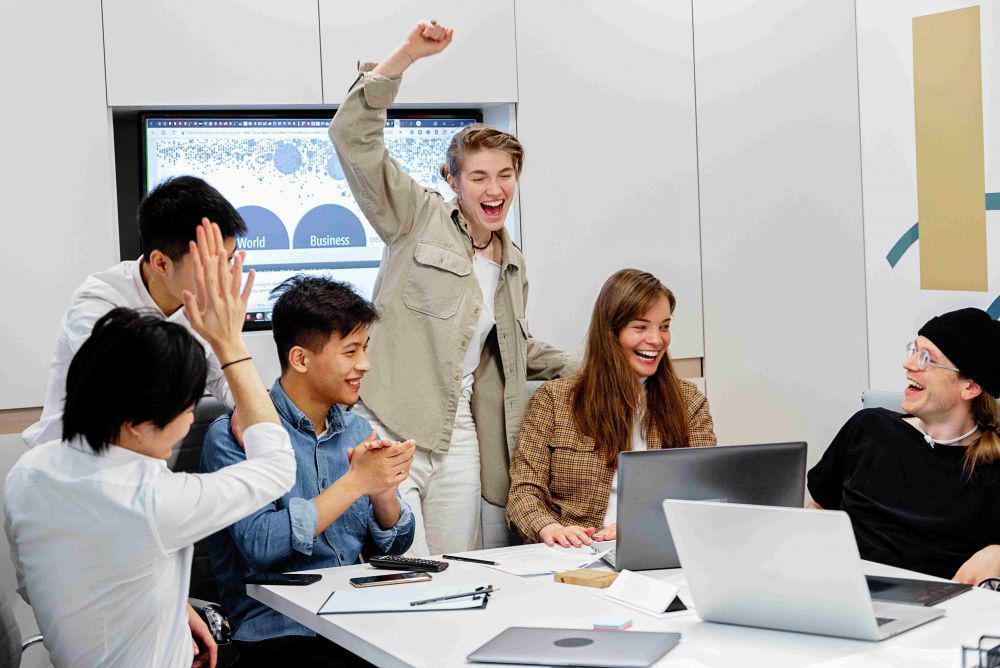 5 Tips Mengemas Suasana Kantor yang Asyik, biar Kerja Semangat Terus!