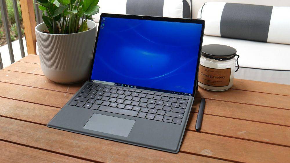 ilustrasi Dell Latitude 7320 (laptopmag.com)