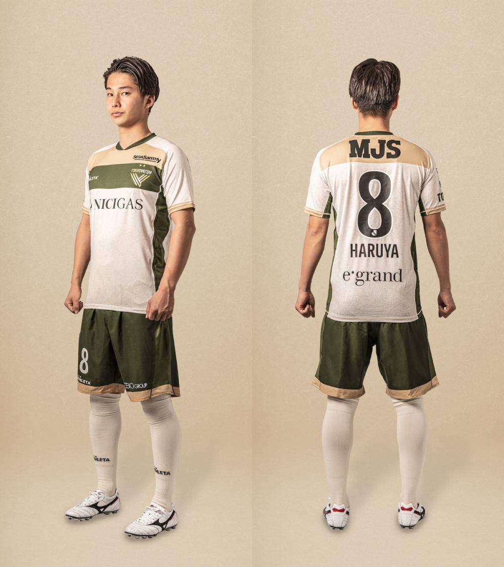 Jersey Tokyo Verdy untuk J2 League musim 2022 laku keras usai pemain Indonesia, Pratama Arhan resmi direkrut. (verdy.shop)