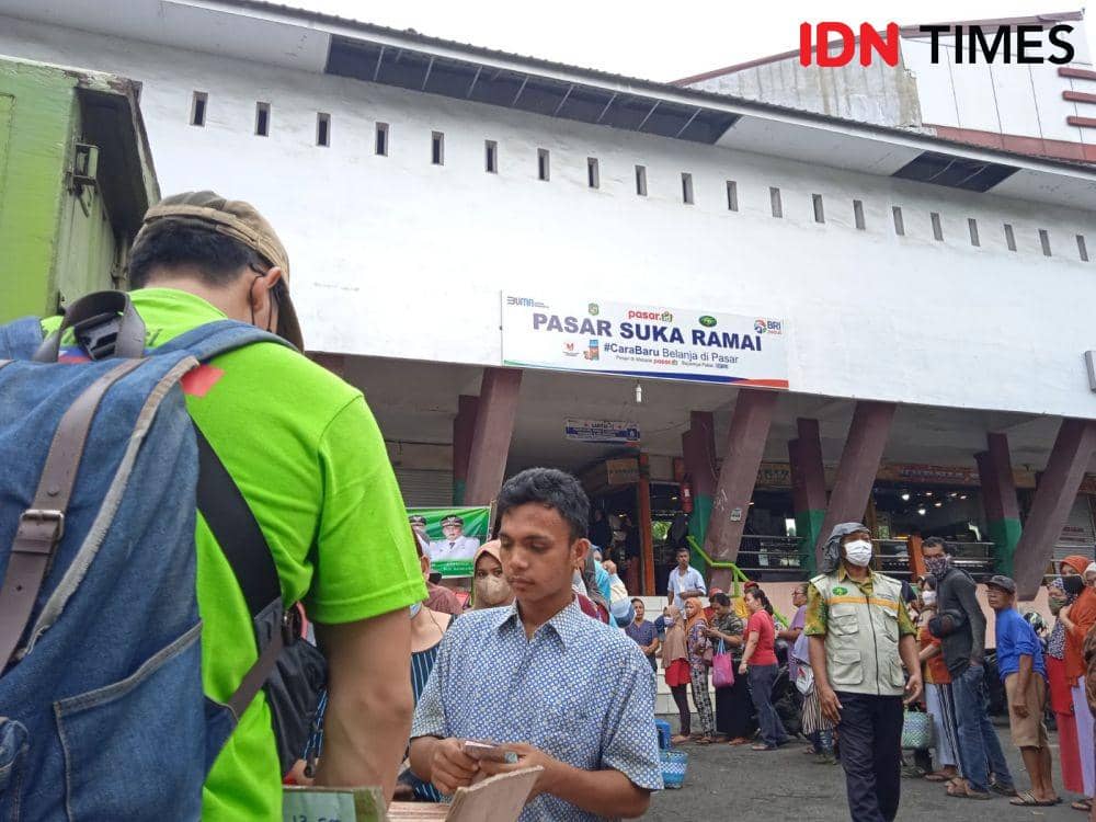 Antrian operasi pasar murah minyak goreng di Pasar Suka Ramai (IDN Times/Yurika Febrianti)