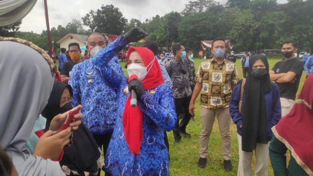 Warga Berkerumun Antre Minyak Goreng, Wali Kota Teriak Tertibkan Massa