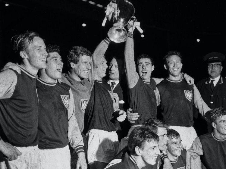 Potret West Ham United menjuarai Piala Winners 1964/1965. (thesefootballtimes.co)