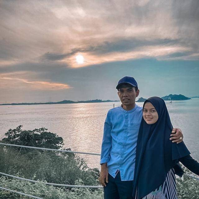Uztaz Abdul Somad dan istri kedua (Instagram.com/ustadzabdulsomad_official)