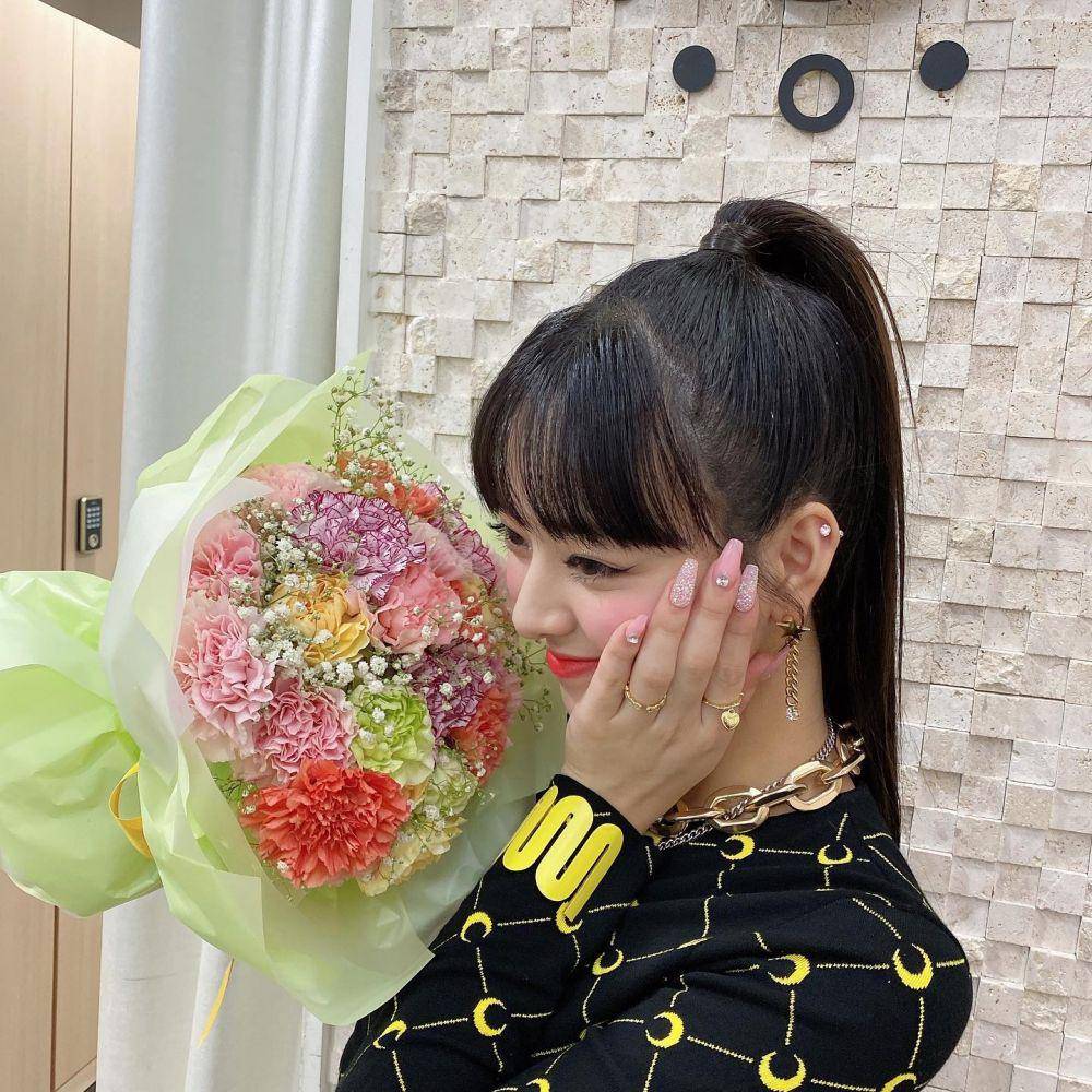 Yuna ITZY nail art (instagram.com/itzy.all.in.us)