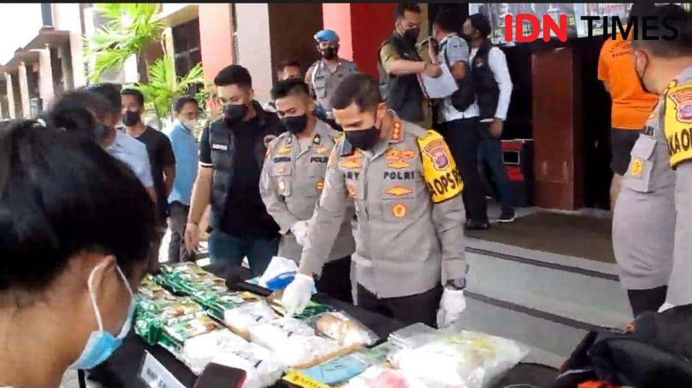 Jumpa pers pengungkapan kasus narkoba seberat 16,8 kilogram di Samarinda Kalimantan Timur, Jumat (18/2/2022). (IDN Times/Nina)