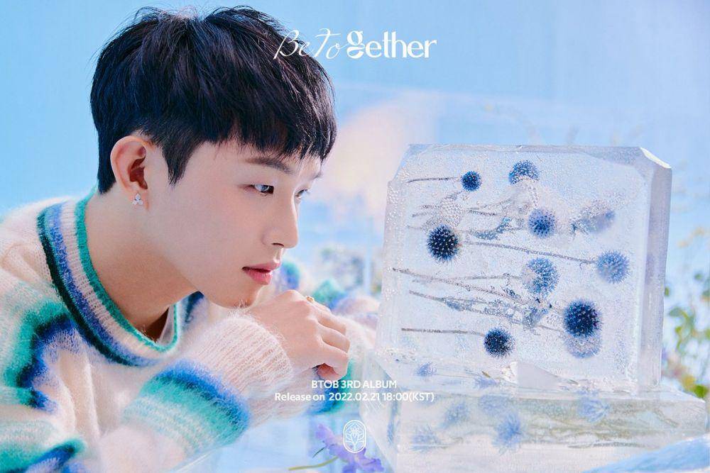 Hyunsik di konsep foto album Be Together (twitter.com/OFFICIALBTOB)