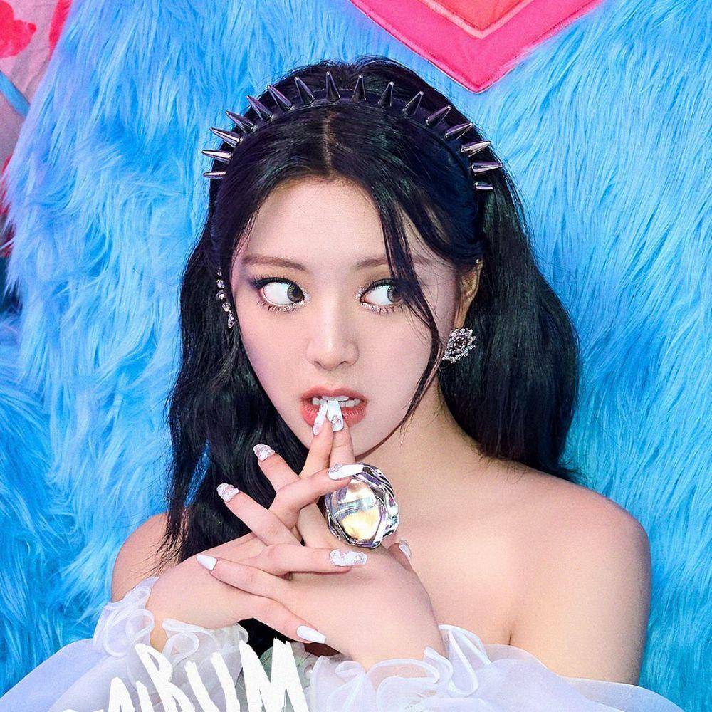 Yuna ITZY nail art (instagram.com/itzy.all.in.us)