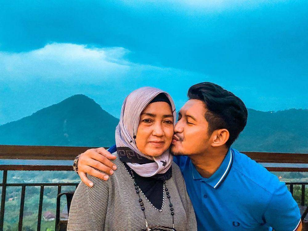 Chand Kelvin dan ibu (instagram.com/chand_kelvin)