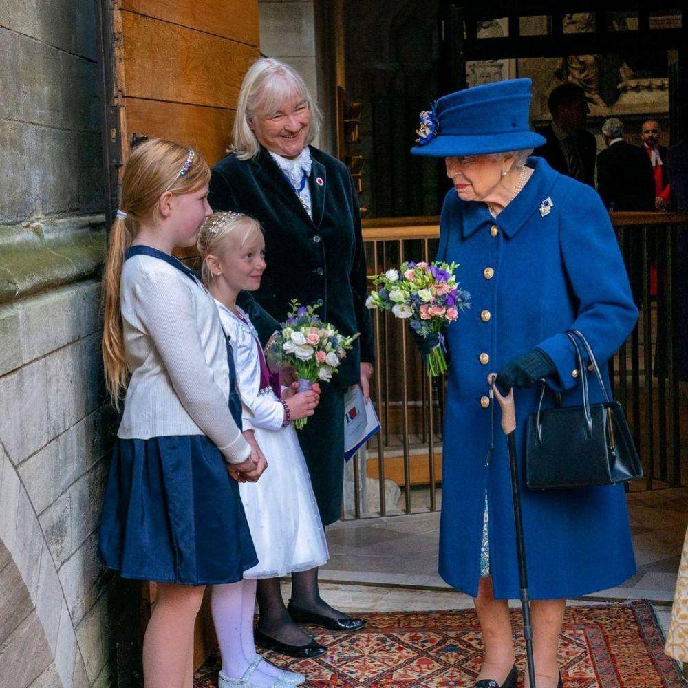 Ratu Elizabeth II berbincang dengan anak-anak saat menghadiri kebaktian khusus di Westminster Abbey pada 12 Oktober 2021. (instagram.com/theroyalfamily)