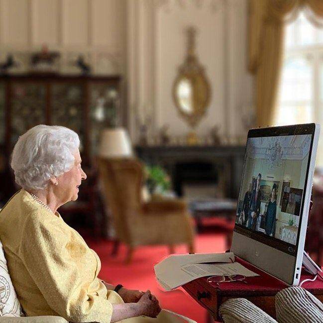 Ratu Elizabeth II berkomunikasi dengan Duta Besar Republik Korea dan Swiss melalui sambungan video. (instagram.com/theroyalfamily)