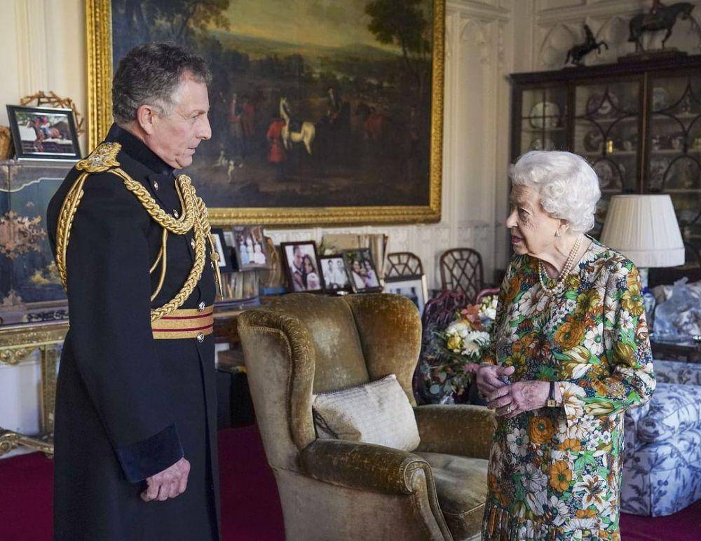 Ratu Elizabeth II bertemu Kepala Staf Pertahanan, Jenderal Sir Nick Carter. (instagram.com/theroyalfamily)