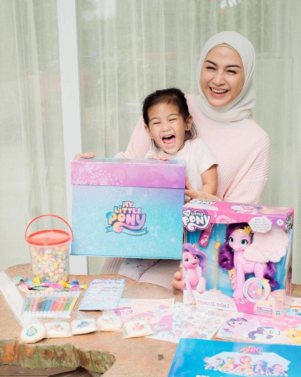 Nina Zatulini dan buah hati (instagram.com/ninazatulini22)