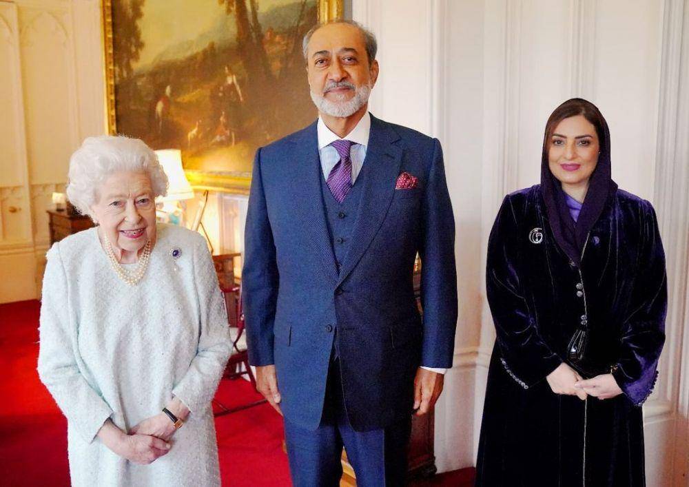 Ratu Elizabeth II menerima kunjungan Sultan Oman dan istri di Windsor Castle pada 15 Desember 2021. (instagram.com/theroyalfamily)