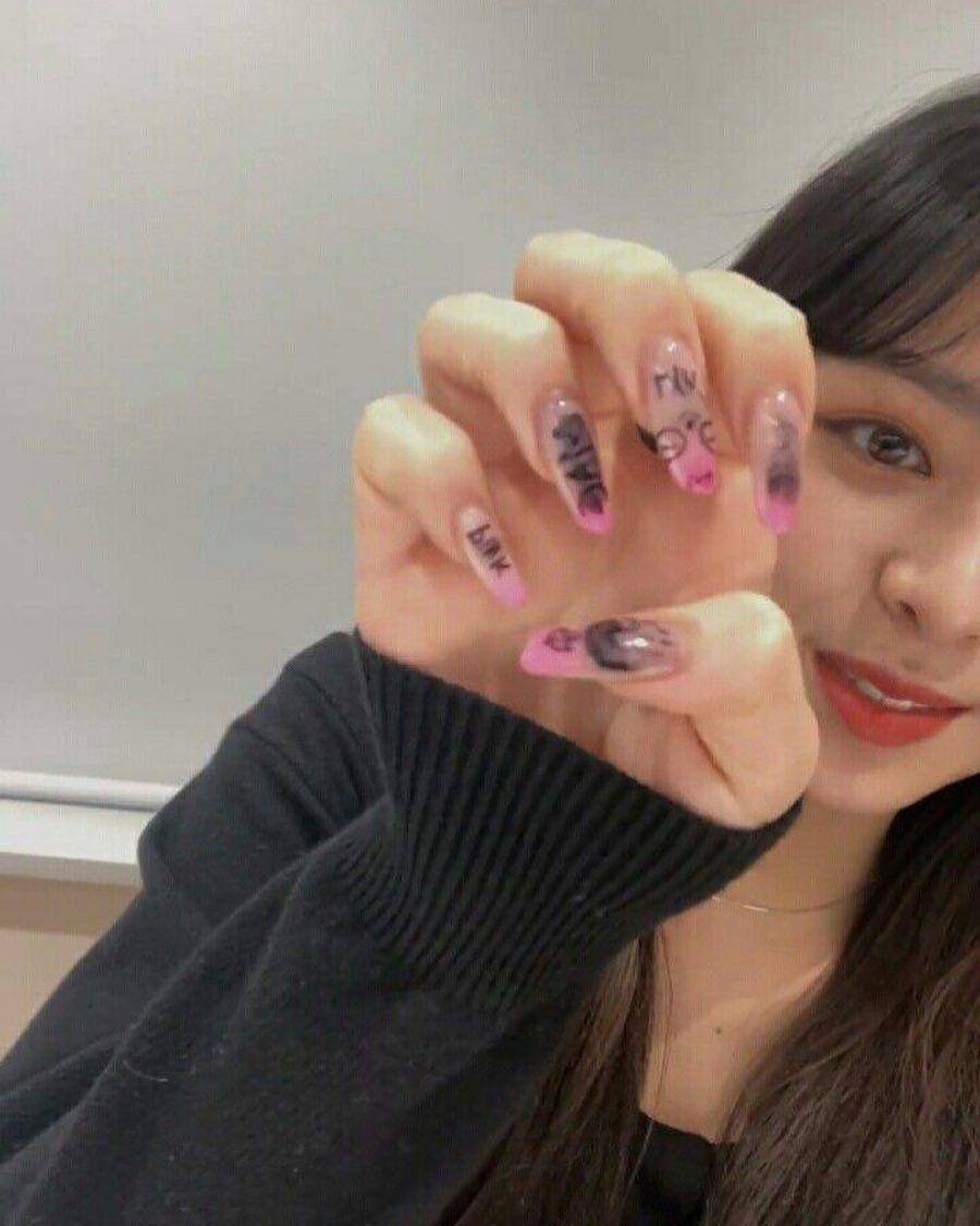 Yuna ITZY nail art (instagram.com/itzyoutfits)