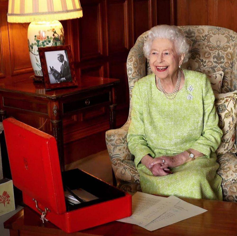 Istana merilis potret resmi Ratu Elizabeth II untuk menandai 70 tahun pemerintahannya. (@chrisjacksongetty via instagram.com/theroyalfamily)