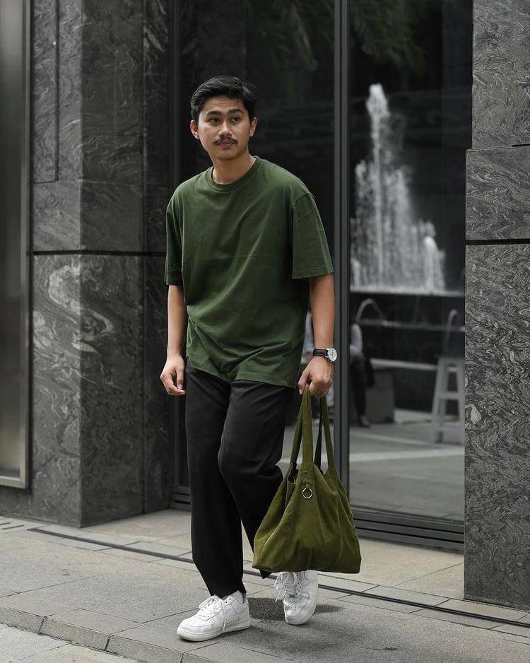 Kaus oversized (instagram.com/adler.studios)