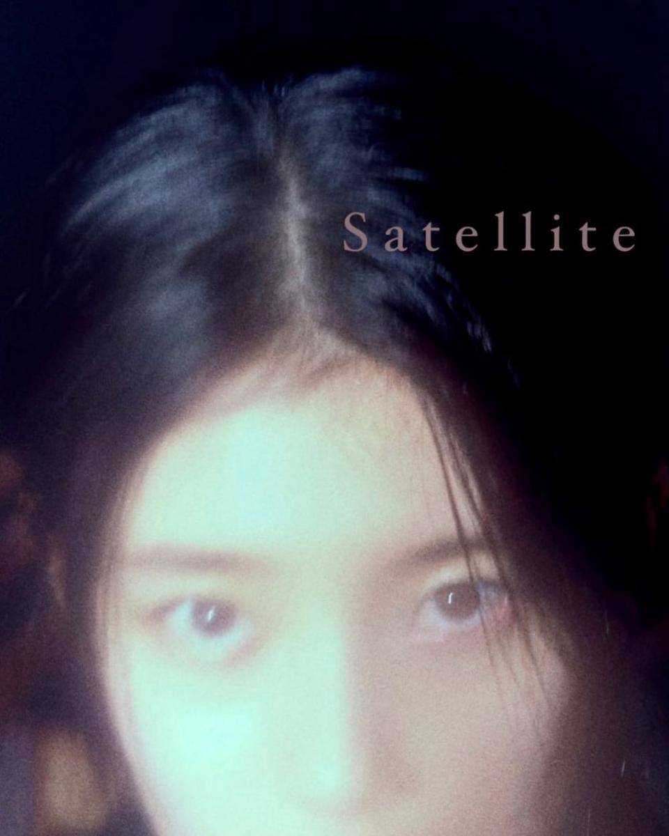 Bae Suzy di foto konsep single Satellite. (instagram.com/skuukzky)