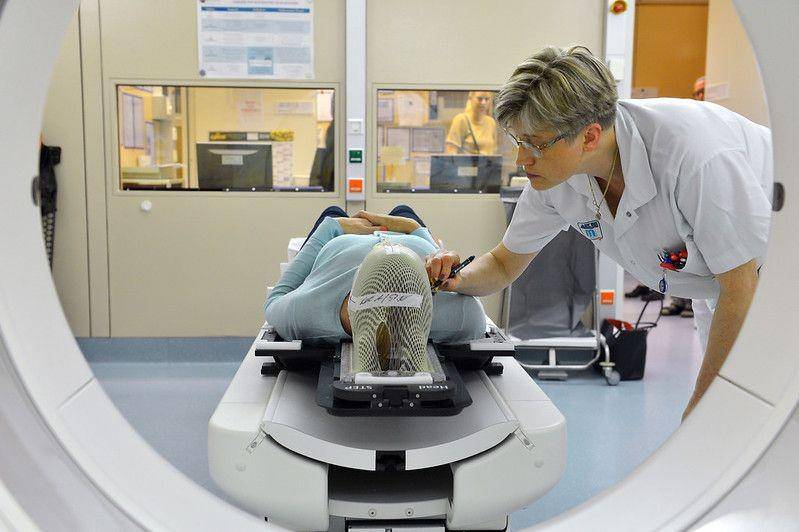 ilustrasi radiosurgery (flickr.com/IAEA Imagebank)