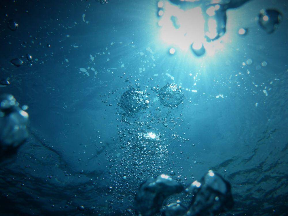 ilustrasi gelembung udara di bawah laut (unsplash.com/Jong Marshes)