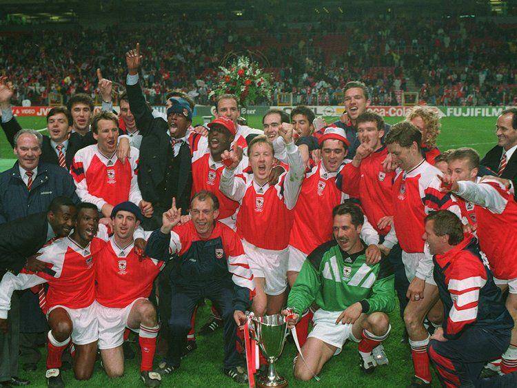 potret Arsenal menjuarai Piala Winners 1993/1994 (twitter.com/goal)