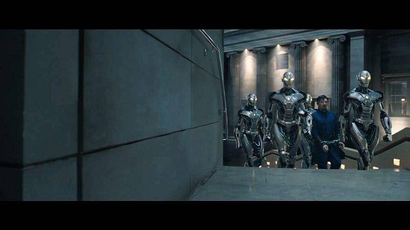 Doctor Strange dikawal oleh sekumpulan robot. (Dok. Marvel Studio/Doctor Strange in the Multiverse of Madness)