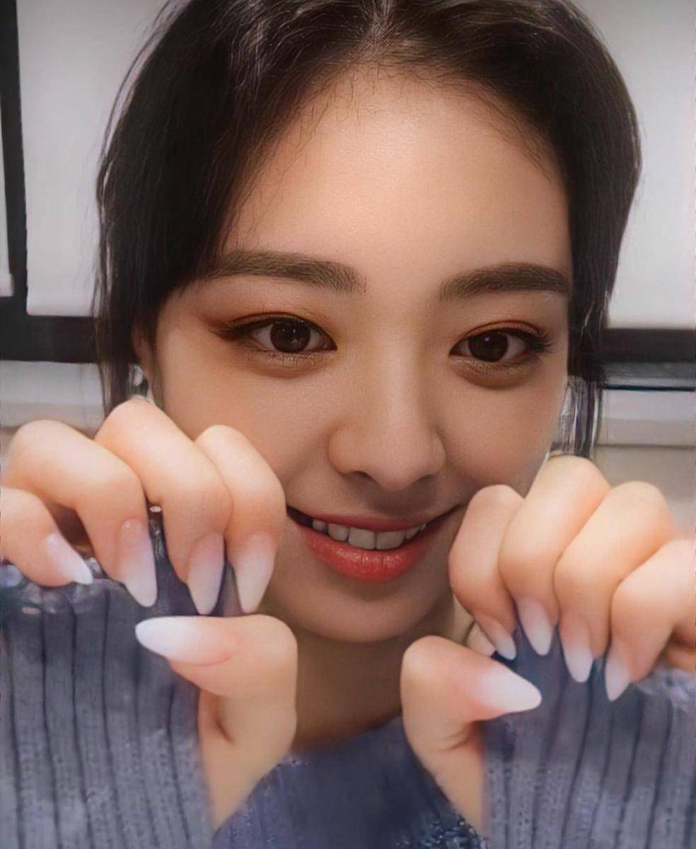 Yuna ITZY nail art (twitter.com/PopnailsK)