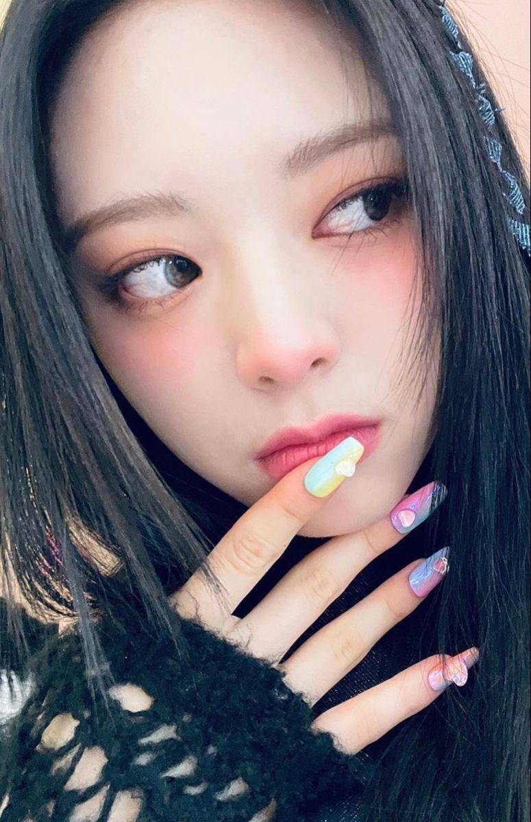 Yuna ITZY nail art (twitter.com/PopnailsK)